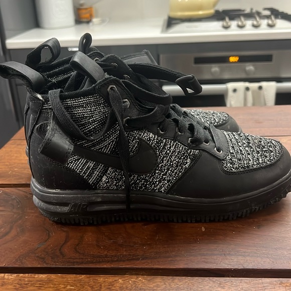 air force1 winterized boots - Picture 1 of 5
